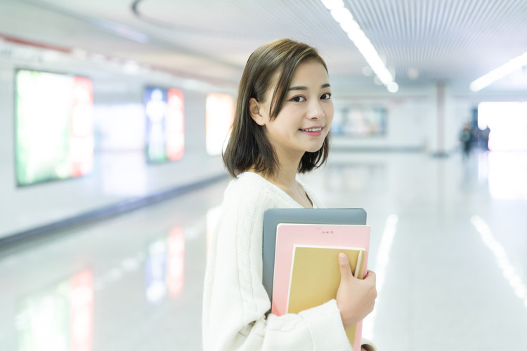 服装设计师工资(服装设计师工资构成)